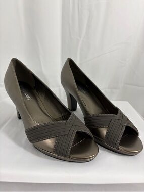 NWT Easy Street Bronze Peep-Toe 3 Inch Heels